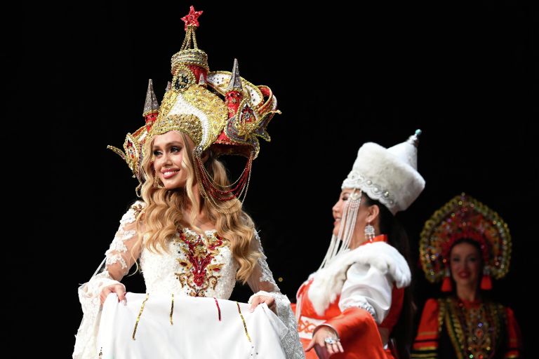 Александра Колегова участвует в финале 10-го Всероссийского конкурса красоты и материнства Миссис Россия Мира на сцене концертного зала Планета КВН в Москве