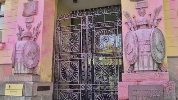 Пропалестинские активисты облили розовой краской фасад здания министерства обороны Финляндии в Хельсинки Пропалестинские активисты облили розовой краской фасад здания министерства обороны Финляндии в Хельсинки - РИА Новости, 1920, 07.06.2025