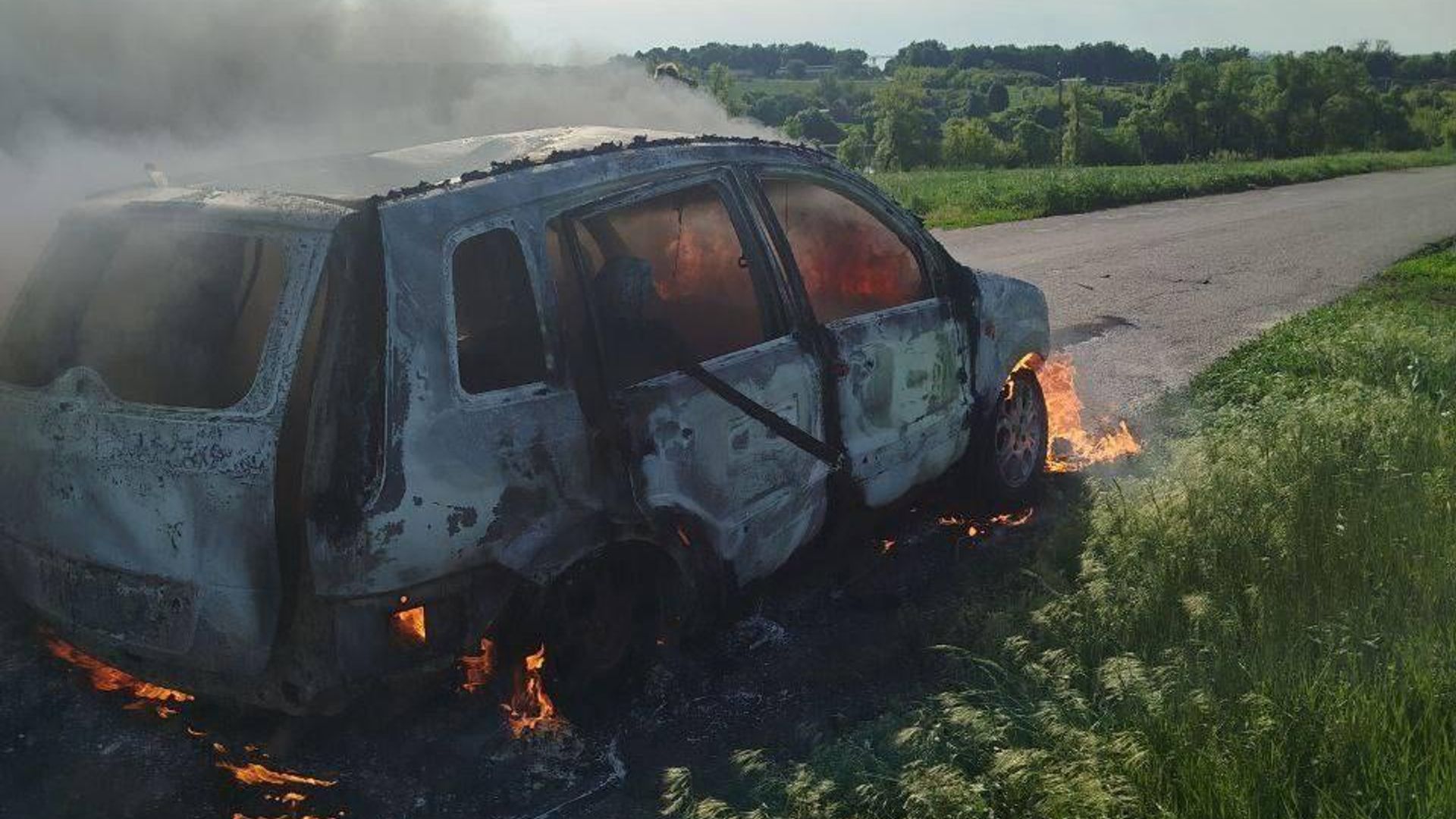 Последствия удара беспилотника ВСУ по легковому автомобилю в Белгородской области Последствия удара беспилотника ВСУ по легковому автомобилю в Белгородской области - РИА Новости, 1920, 07.06.2025