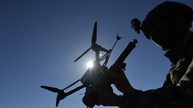 Военнослужащий с FPV-дроном