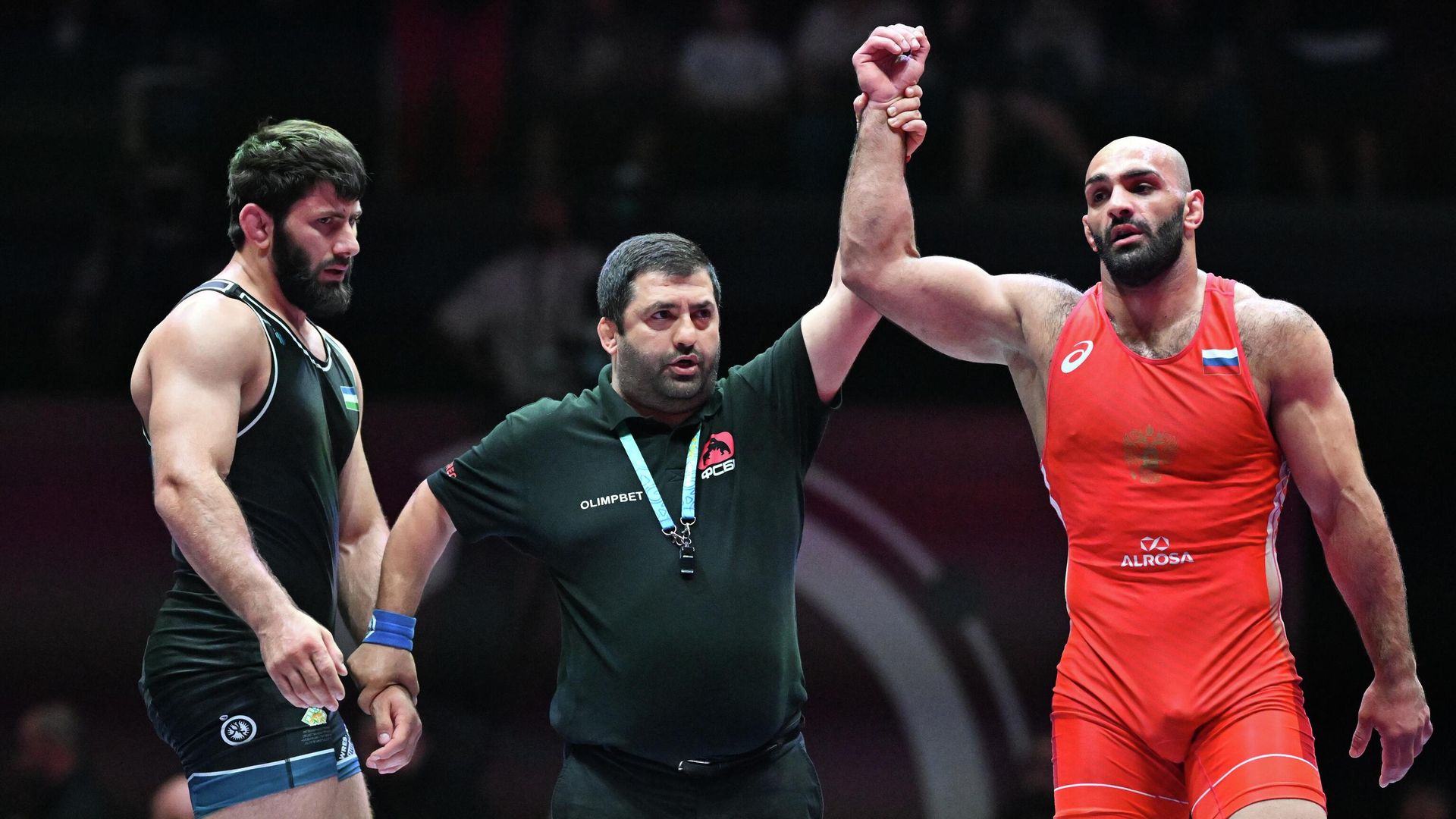 Артур Саргсян и Адлан Амриев после поединка за 1-е место на чемпионате России по греко-римской борьбе в Омске - РИА Новости, 1920, 07.06.2025