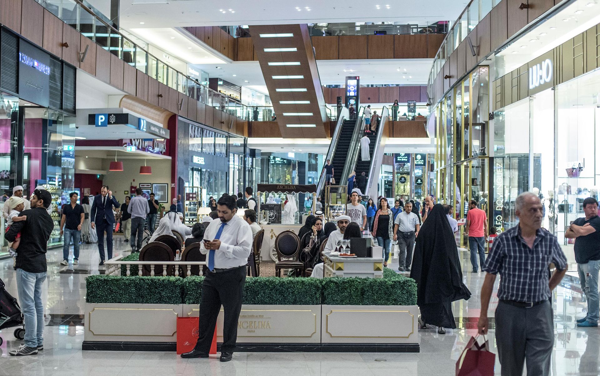 Посетители в дубайском торгово-развлекательном центре Dubai Mall Посетители в дубайском торгово-развлекательном центре Dubai Mall - РИА Новости, 1920, 08.06.2025