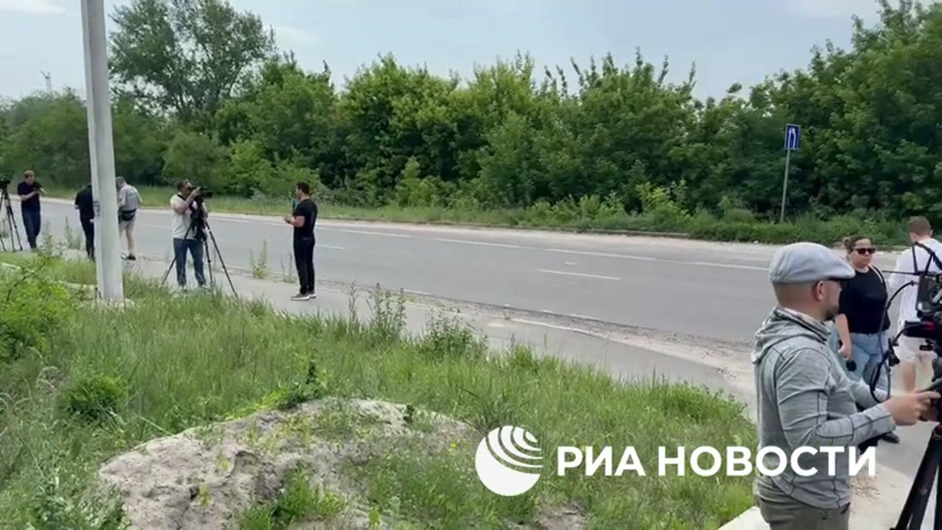 Осмотр рефрижераторов с телами солдат ВСУ иностранными журналистами в Брянской области Осмотр рефрижераторов с телами солдат ВСУ иностранными журналистами в Брянской области - РИА Новости, 1920, 08.06.2025