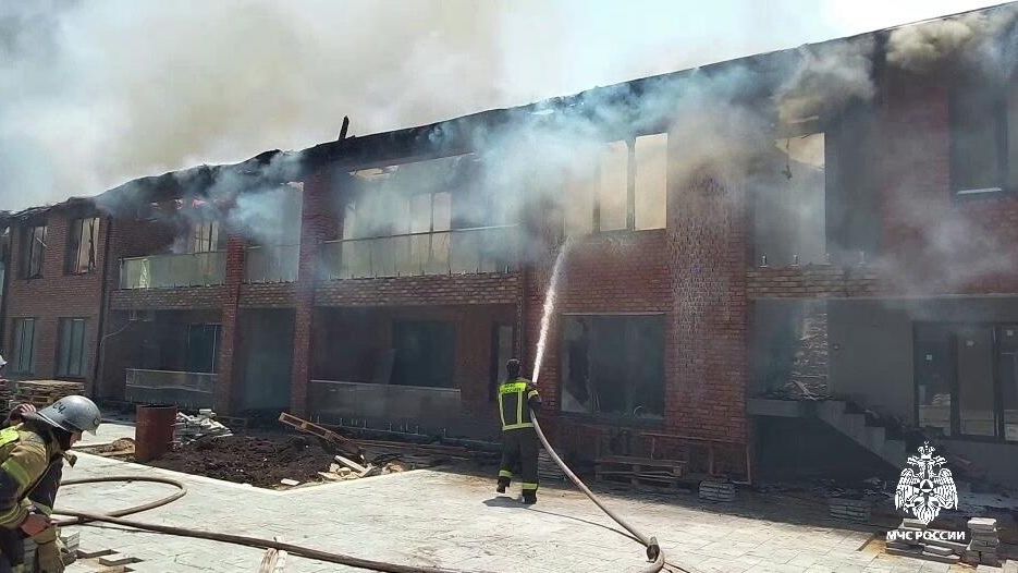 Пожар на территории базы отдыха в Махачкале Пожар на территории базы отдыха в Махачкале - РИА Новости, 1920, 08.06.2025