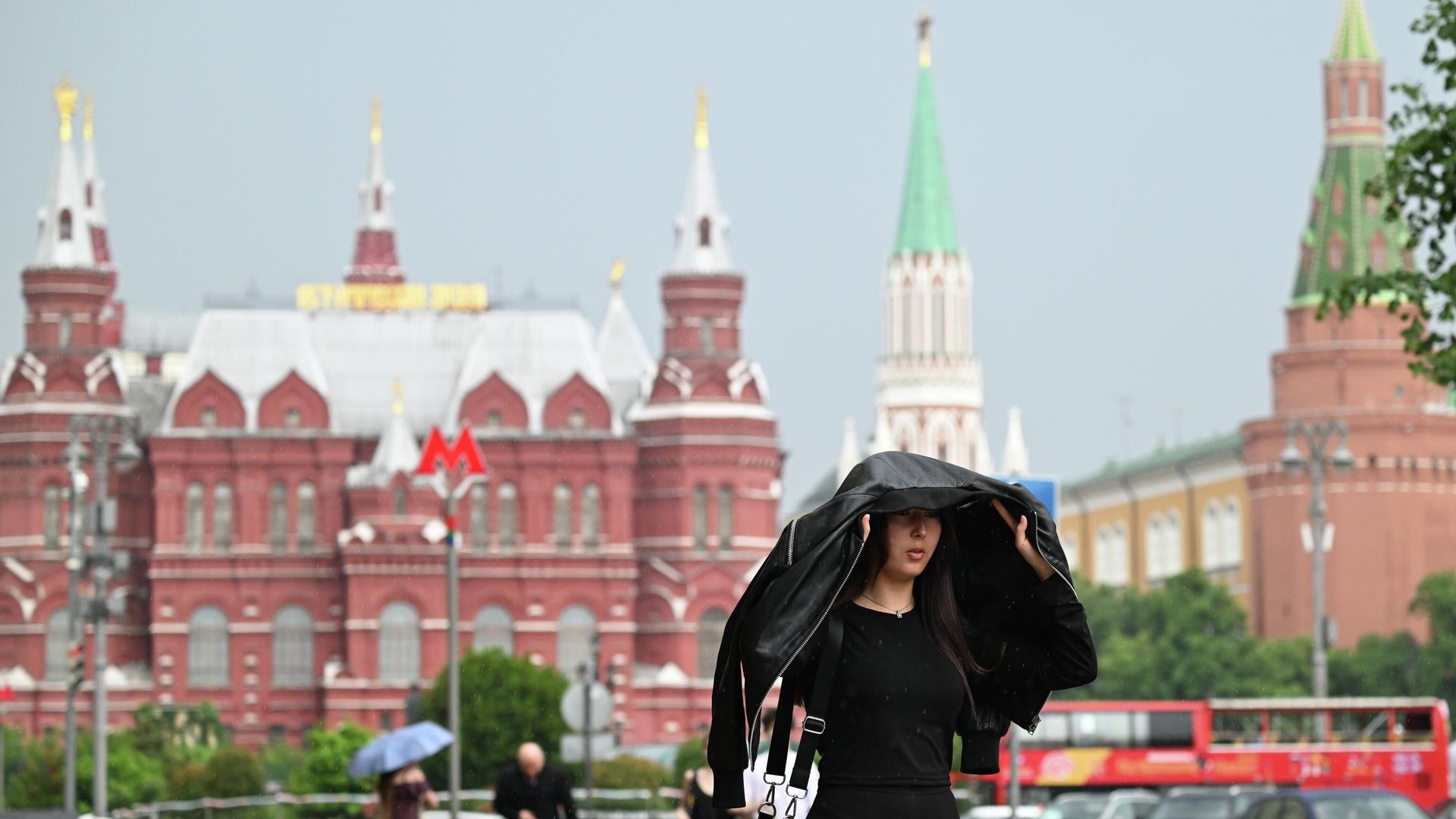 Девушка закрывается от воды курткой во время ливня в Москве Девушка закрывается от воды курткой во время ливня в Москве - РИА Новости, 1920, 29.04.2026