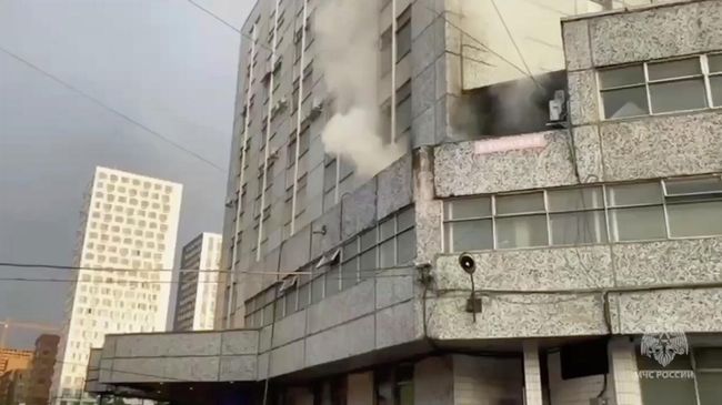 Ликвидация пожара административно-складском комплексе на улице Пермская в Москве