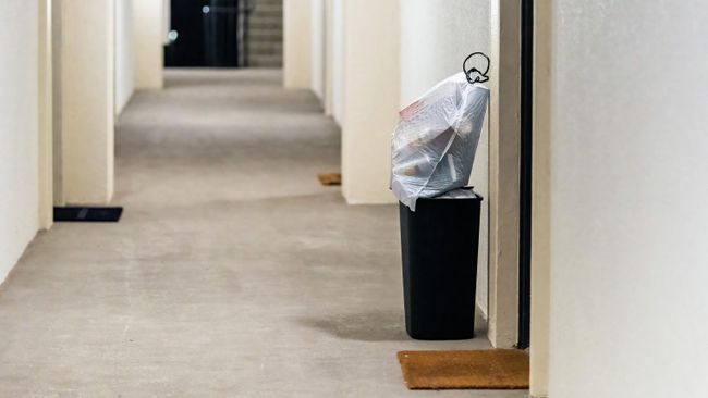 Мусор в коридоре жилого дома Мусор в коридоре жилого дома