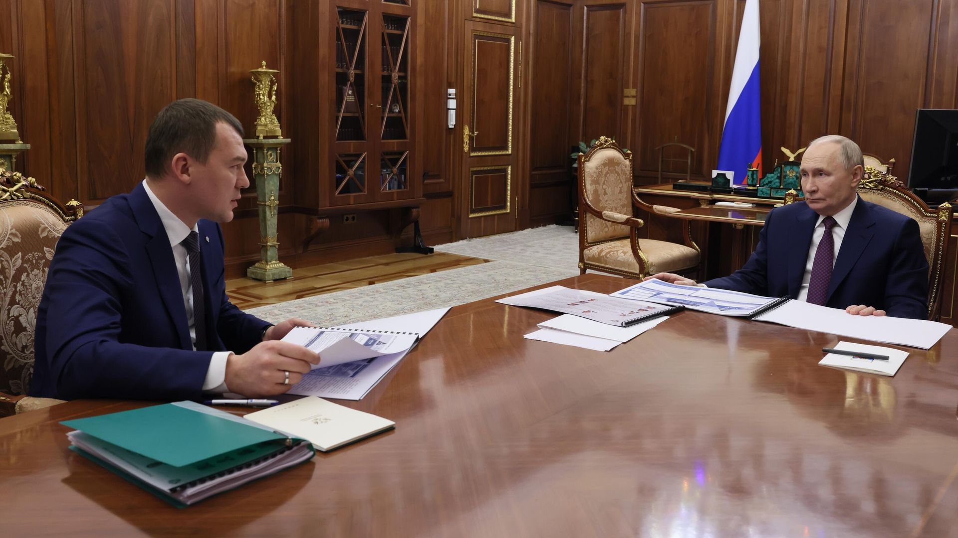 Президент РФ Владимир Путин во время встречи с министром спорта Михаилом Дегтяревым - РИА Новости, 1920, 09.06.2025