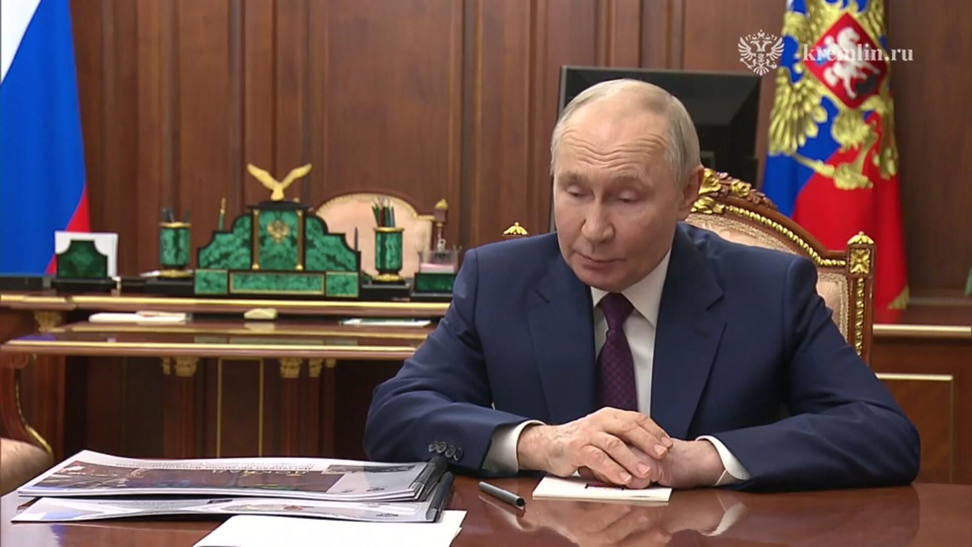 Путин на встрече с министром спорта Михаилом Дегтяревым Путин на встрече с министром спорта Михаилом Дегтяревым - РИА Новости, 1920, 09.06.2025