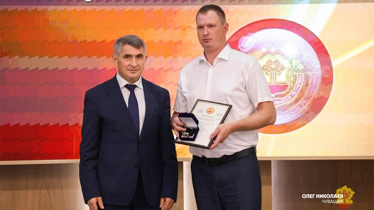 Глава Чувашии Олег Николаев наградил жителя Алатыря Дмитрия Попкова - РИА Новости, 1920, 09.06.2025