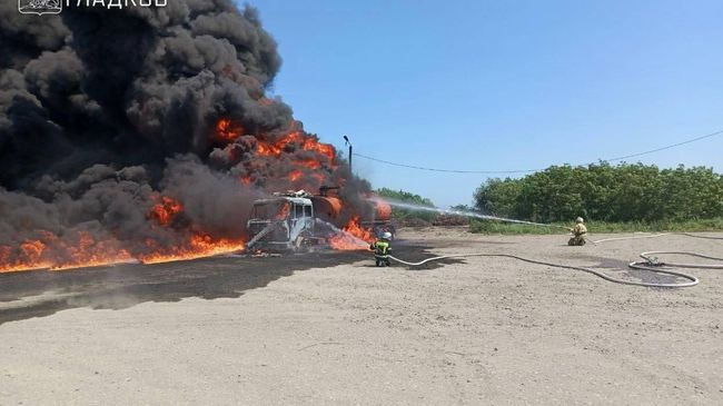 Последствия удара ВСУ на автодороге Короча — Белгород в Белгородской области. 9 июня 2025