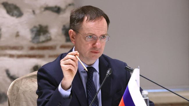 Помощник президента РФ Владимир Мединский во время российско-украинских переговоров