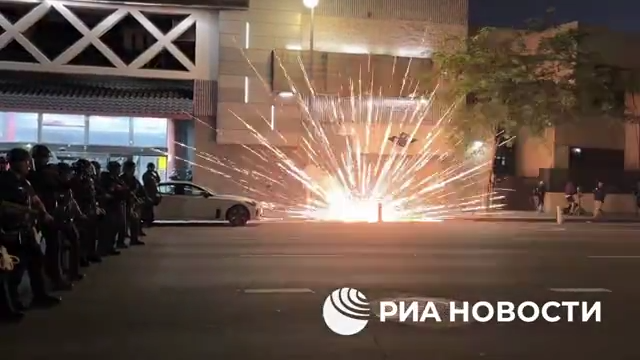 Использование фейерверков протестующими в Лос-Анджелесе Использование фейерверков протестующими в Лос-Анджелесе - РИА Новости, 1920, 10.06.2025