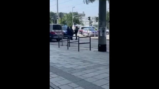 Полиция и скорые около школы в австрийском Граце, где ученик напал на одноклассников
