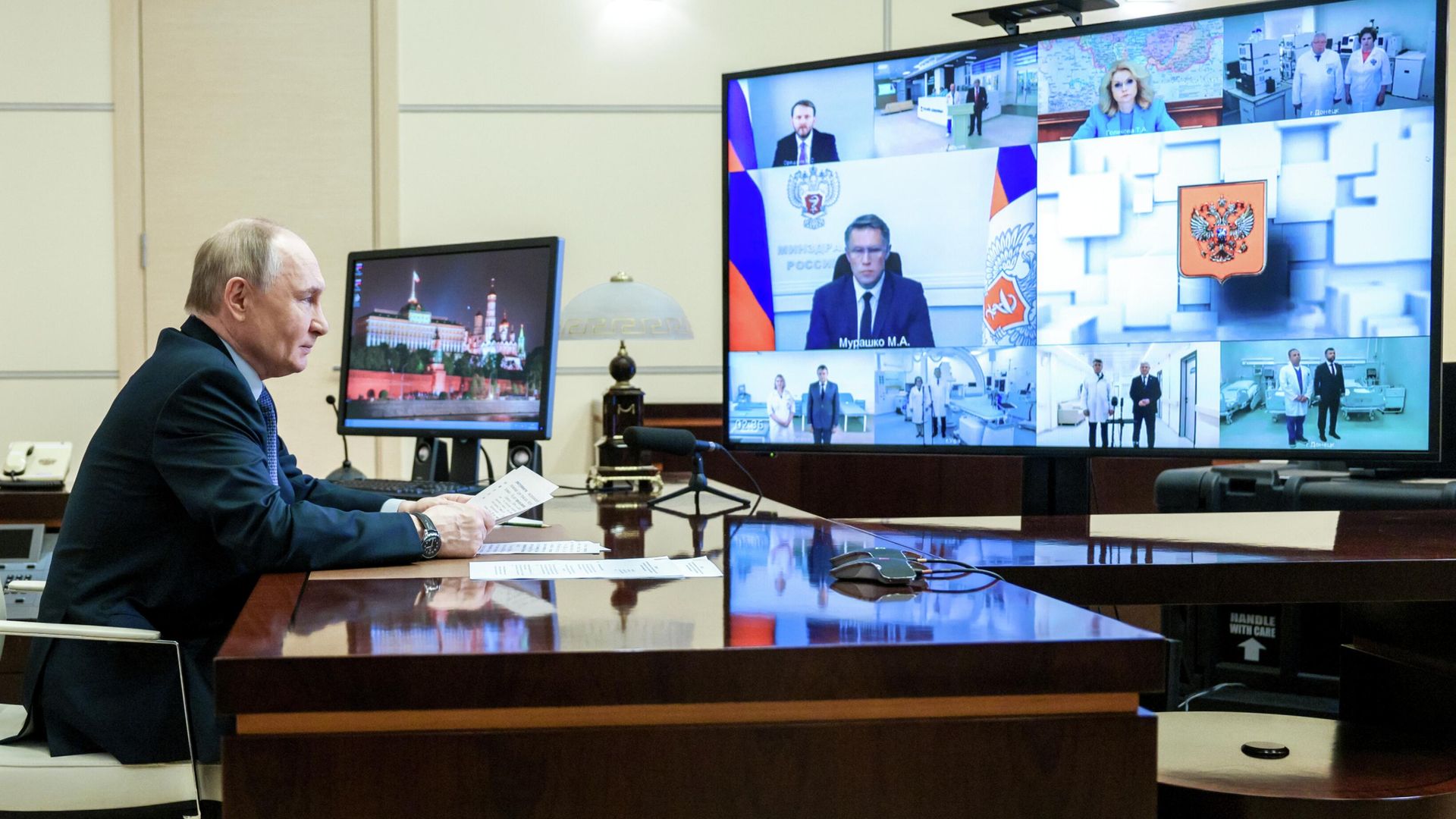 Президент РФ Владимир Путин принимает участие в режиме видеоконференции в открытии новых и модернизированных объектов здравоохранения Президент РФ Владимир Путин принимает участие в режиме видеоконференции в открытии новых и модернизированных объектов здравоохранения - РИА Новости, 1920, 10.06.2025