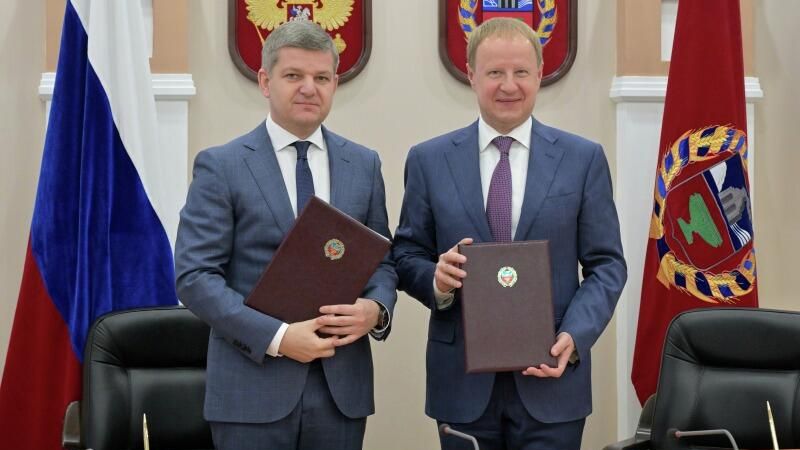 Губернатор Алтайского края Виктор Томенко и генеральный директор Президентского фонда культурных инициатив Роман Карманов Губернатор Алтайского края Виктор Томенко и генеральный директор Президентского фонда культурных инициатив Роман Карманов - РИА Новости, 1920, 10.06.2025