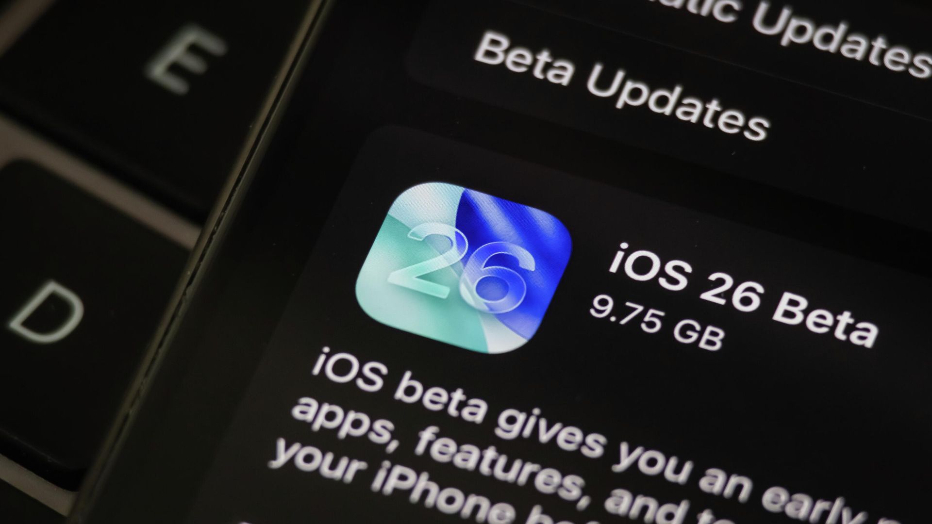 Экран обновления iOS 26 Beta на iPhone Экран обновления iOS 26 Beta на iPhone - РИА Новости, 1920, 11.06.2025