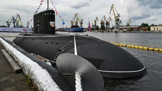 Подводная лодка проекта 636.3 Якутск на судостроительном заводе Адмиралтейские верфи в Санкт-Петербурге