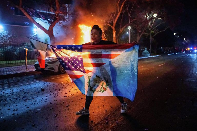 Акция протеста против иммиграционных рейдов администрации Дональда Трампа в Лос-Анджелесе, Калифорния