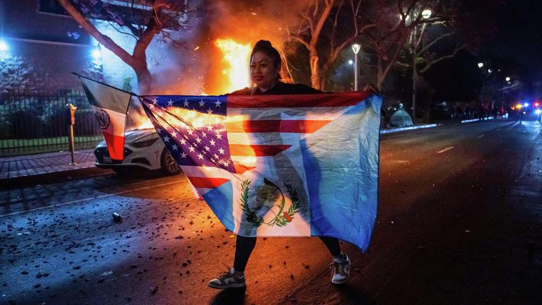 Акция протеста против иммиграционных рейдов администрации Дональда Трампа в Лос-Анджелесе, Калифорния