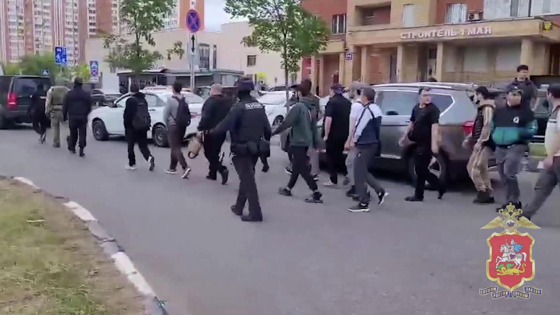 Рейд по выявлению нелегальных мигрантов в Балашихе. Кадр видео Рейд по выявлению нелегальных мигрантов в Балашихе. Кадр видео - РИА Новости, 1920, 11.06.2025