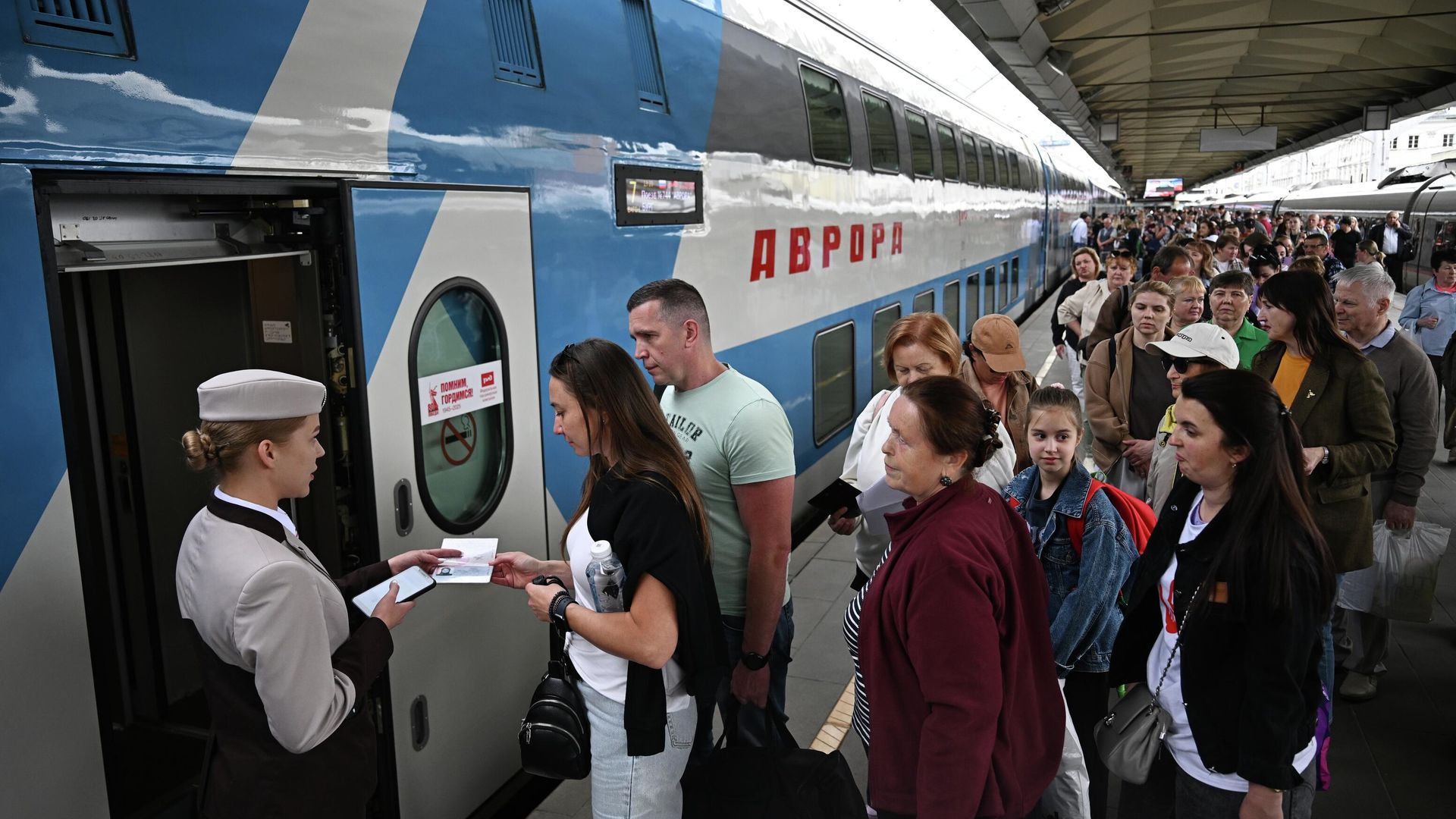 Пассажиры садятся в скоростной двухэтажный поезд Аврора (Москва - Санкт-Петербург) на Ленинградском вокзале в Москве - РИА Новости, 1920, 11.06.2025