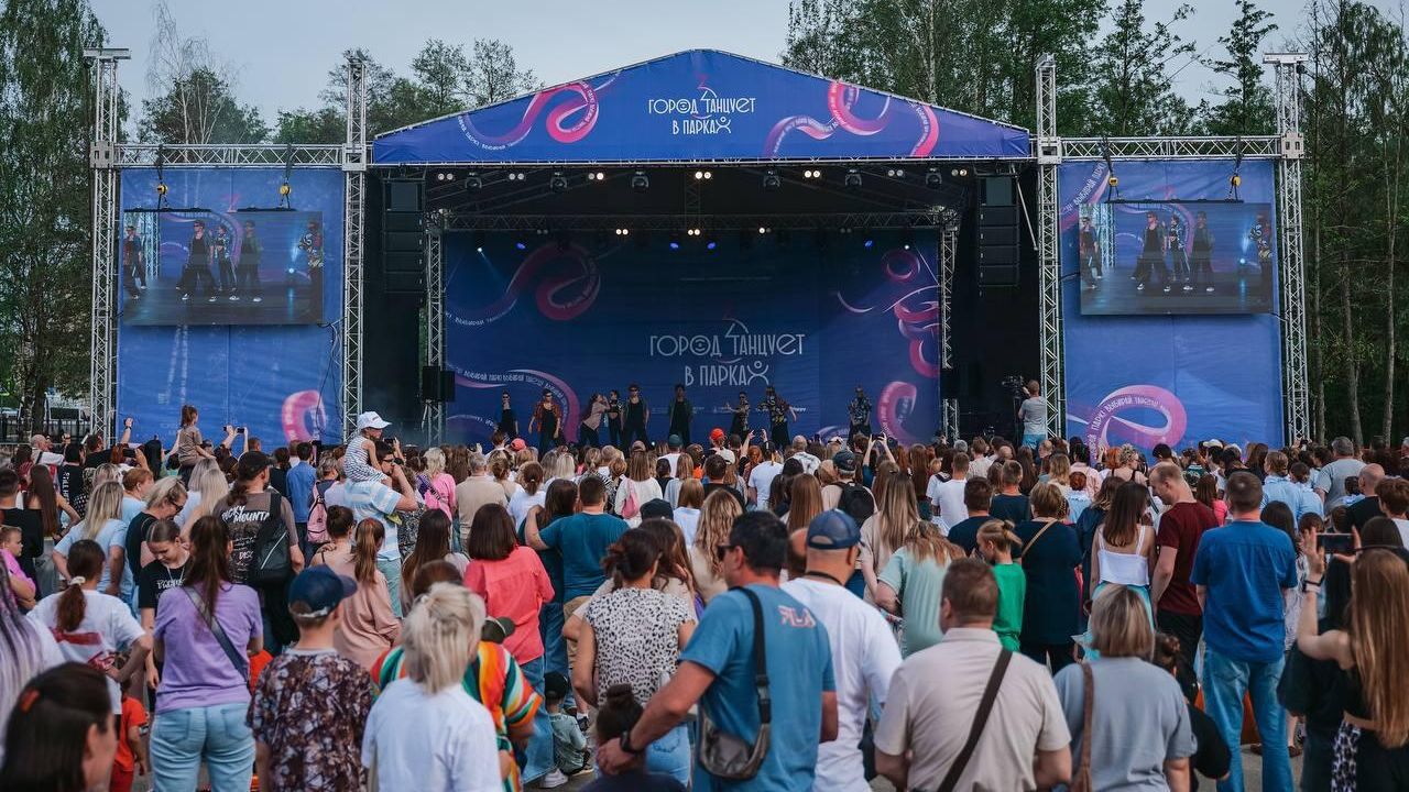 Посетители фестиваля Город танцует в парках - РИА Новости, 1920, 11.06.2025