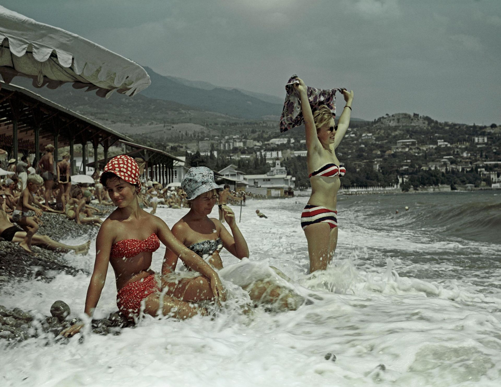 Черноморское побережье Крыма, отдых на пляжах Гурзуфа, 1963 год - РИА Новости, 1920, 11.06.2025