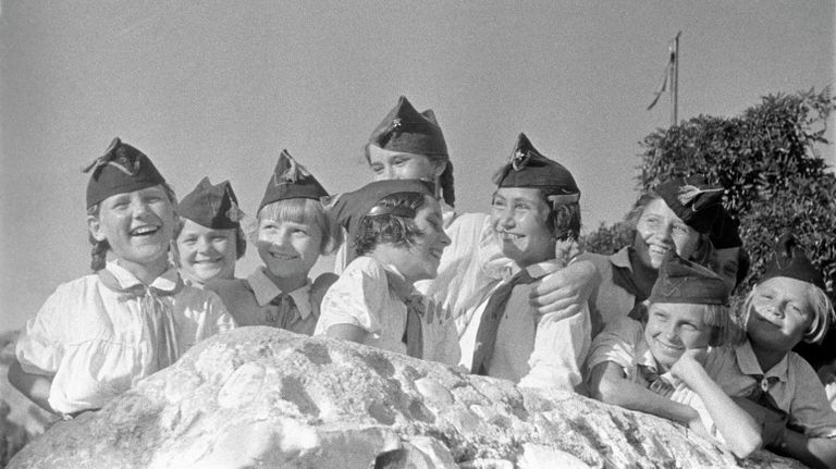 Пионерский лагерь-санаторий Артек имени В.М.Молотова (ныне Международный детский центр), Крым, Гурзуф. 1940 год Пионерский лагерь-санаторий Артек имени В.М.Молотова (ныне Международный детский центр), Крым, Гурзуф. 1940 год