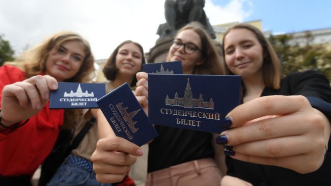 Студенты факультета журналистики после церемонии вручения студенческих билетов возле Московского государственного университета имени М. В. Ломоносова на Моховой улице