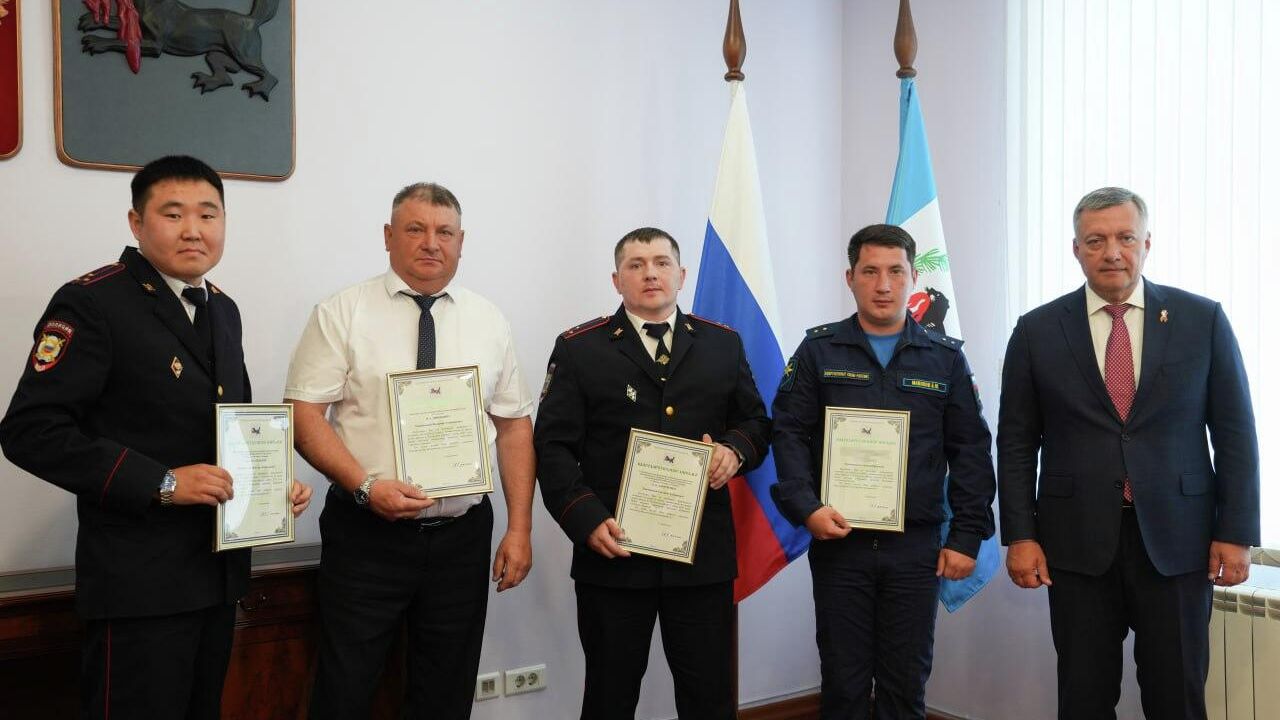 Мужчины, участвовавшие в ликвидации дронов, атаковавших военную часть в Иркутской области, получили награды и благодарности Мужчины, участвовавшие в ликвидации дронов, атаковавших военную часть в Иркутской области, получили награды и благодарности - РИА Новости, 1920, 11.06.2025
