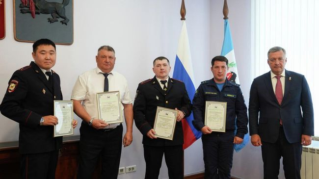 Мужчины, участвовавшие в ликвидации дронов, атаковавших военную часть в Иркутской области, получили награды и благодарности