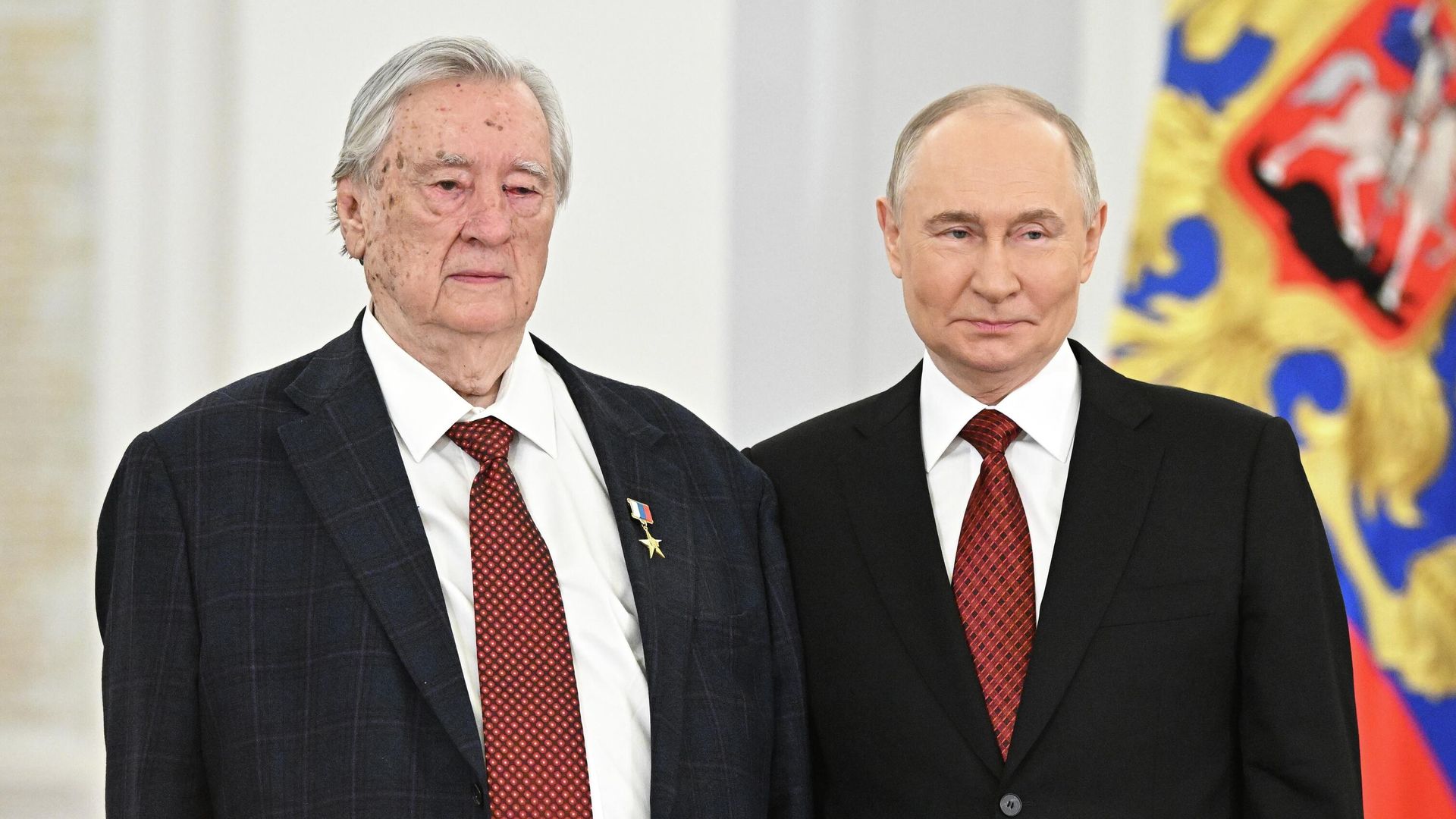 Президент РФ Владимир Путин и писатель, главный редактор газеты Завтра Александр Проханов, награжденный медалью Герой Труда Российской Федерации. 12 июня 2025 - РИА Новости, 1920, 12.06.2025