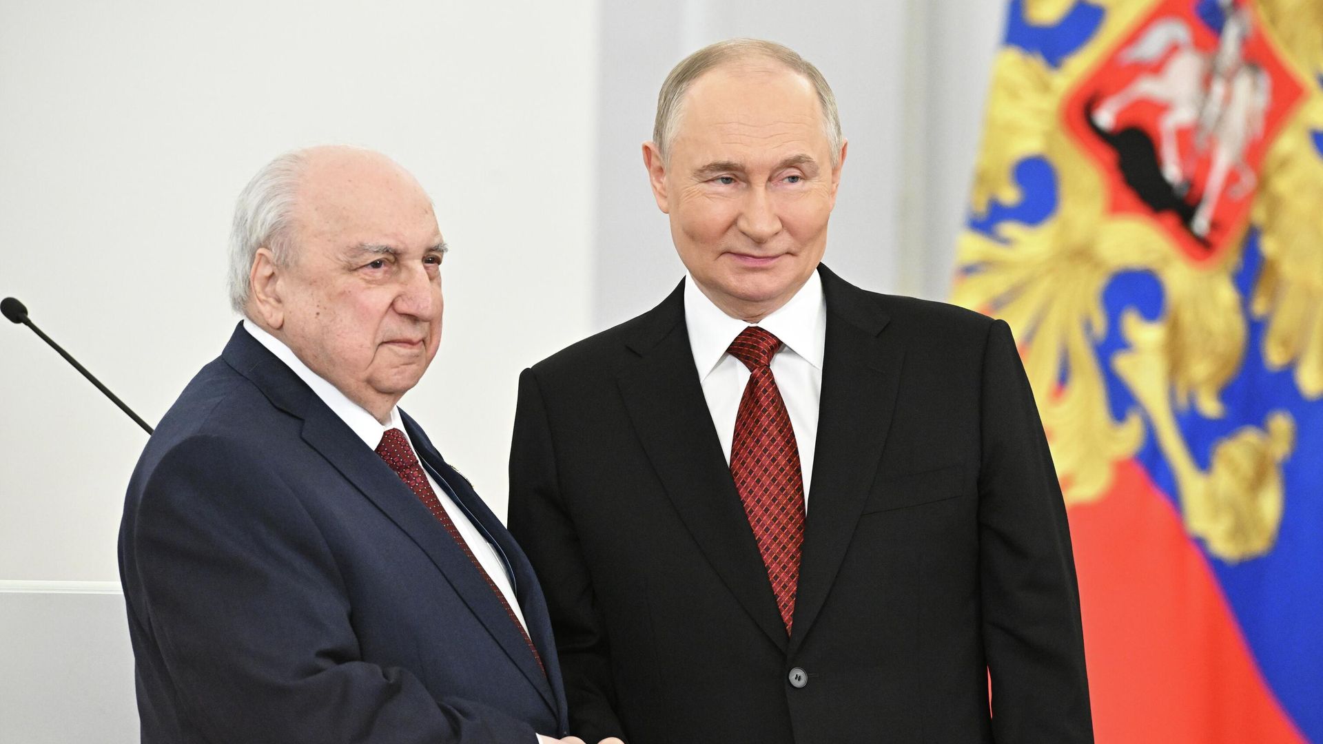 Президент РФ Владимир Путин и научный руководитель Института всеобщей истории Российской академии наук Александр Чубарьян Президент РФ Владимир Путин и научный руководитель Института всеобщей истории Российской академии наук Александр Чубарьян - РИА Новости, 1920, 14.10.2026