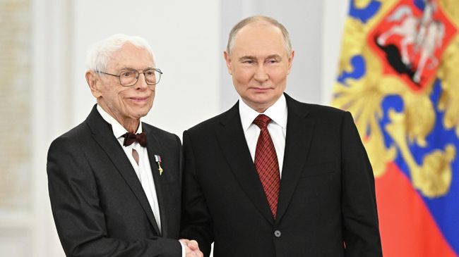 Президент РФ Владимир Путин и композитор, председатель экспертного совета Фонда поддержки культуры и искусства Екатерининский Александр Зацепин, награжденный медалью Герой Труда Российской Федерации. 12 июня 2025