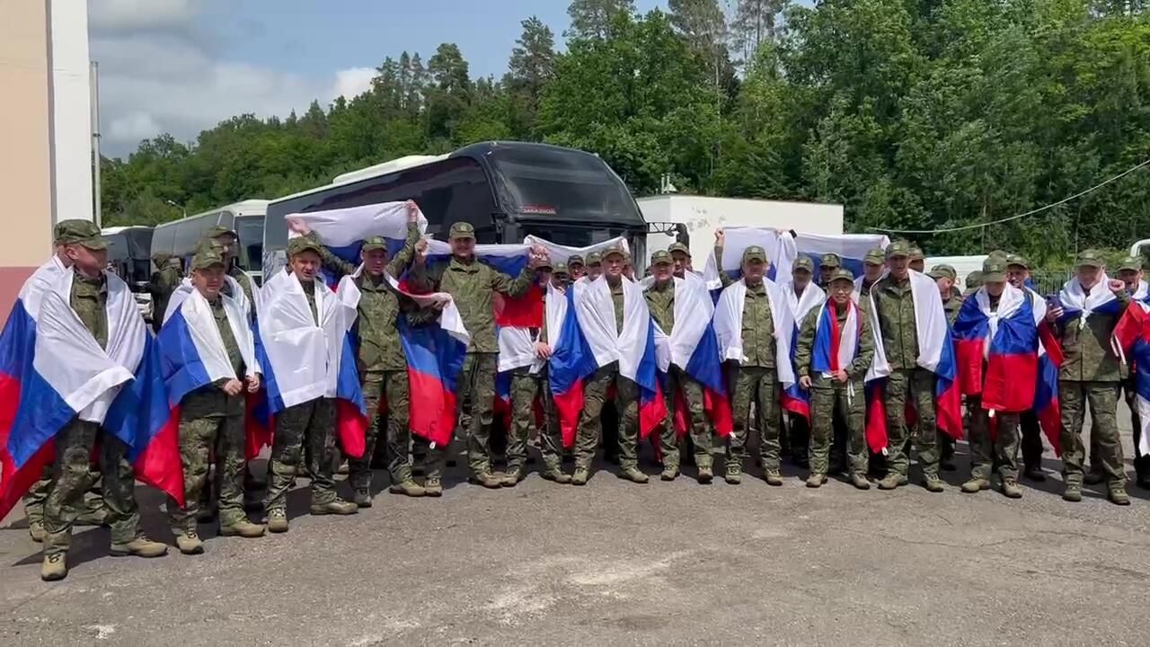 Третья группа российских военнослужащих, возвращенных с подконтрольной киевскому режиму территории в рамках договоренностей в Стамбуле  - РИА Новости, 1920, 26.06.2025