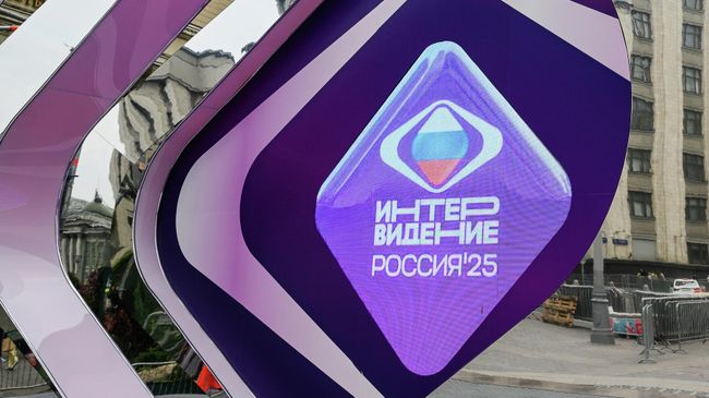 Часы обратного отсчета дней до начала музыкального конкурса Интервидение-2025, установленные на Манежной площади в Москве