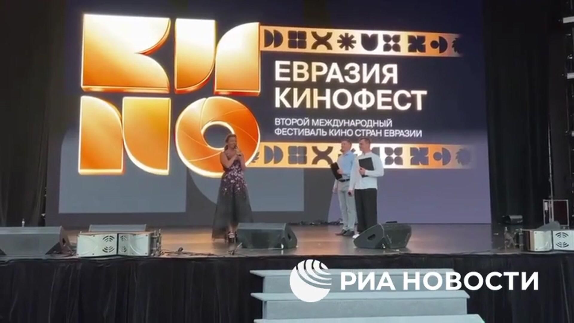 Симоньян открыла гала-премьеру фильма Семь дней Петра Семеныча Симоньян открыла гала-премьеру фильма Семь дней Петра Семеныча - РИА Новости, 1920, 12.06.2025
