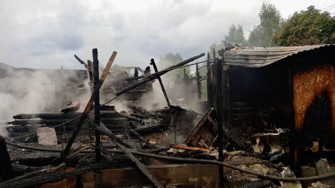 Тушение пожара в деревянном жилом доме в Орехово-Зуево Тушение пожара в деревянном жилом доме в Орехово-Зуево - РИА Новости, 1920, 13.06.2025
