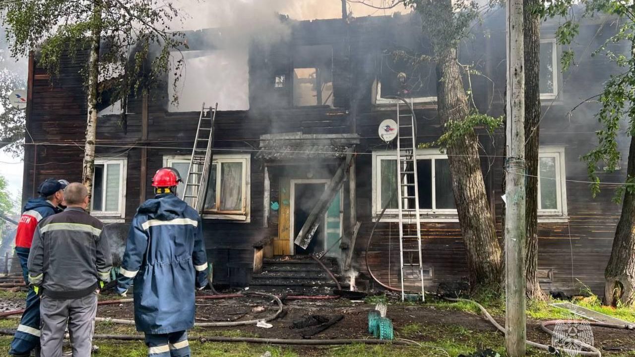 Сотрудники МЧС ликвидируют пожар в жилом доме в Архангельской области Сотрудники МЧС ликвидируют пожар в жилом доме в Архангельской области - РИА Новости, 1920, 14.06.2025