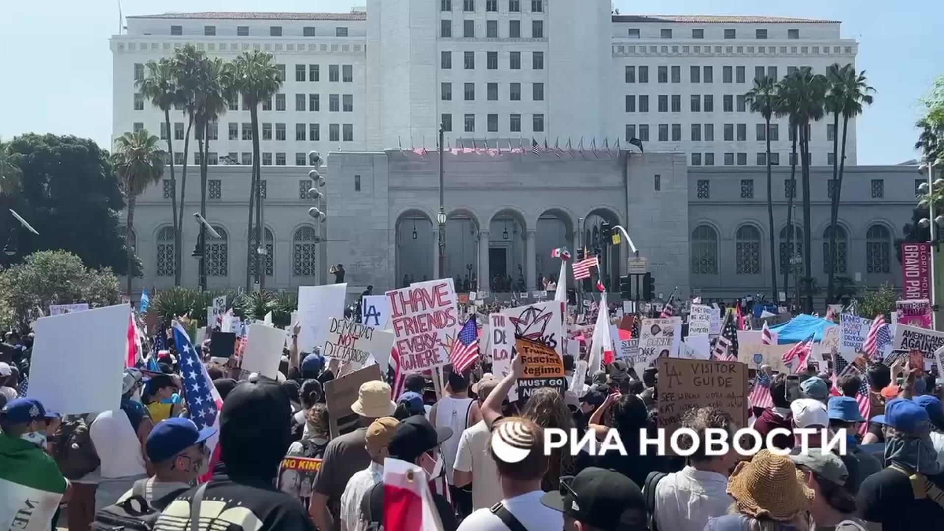 Акция протеста в Лос-Анджелесе против политики Трампа - РИА Новости, 1920, 14.06.2025