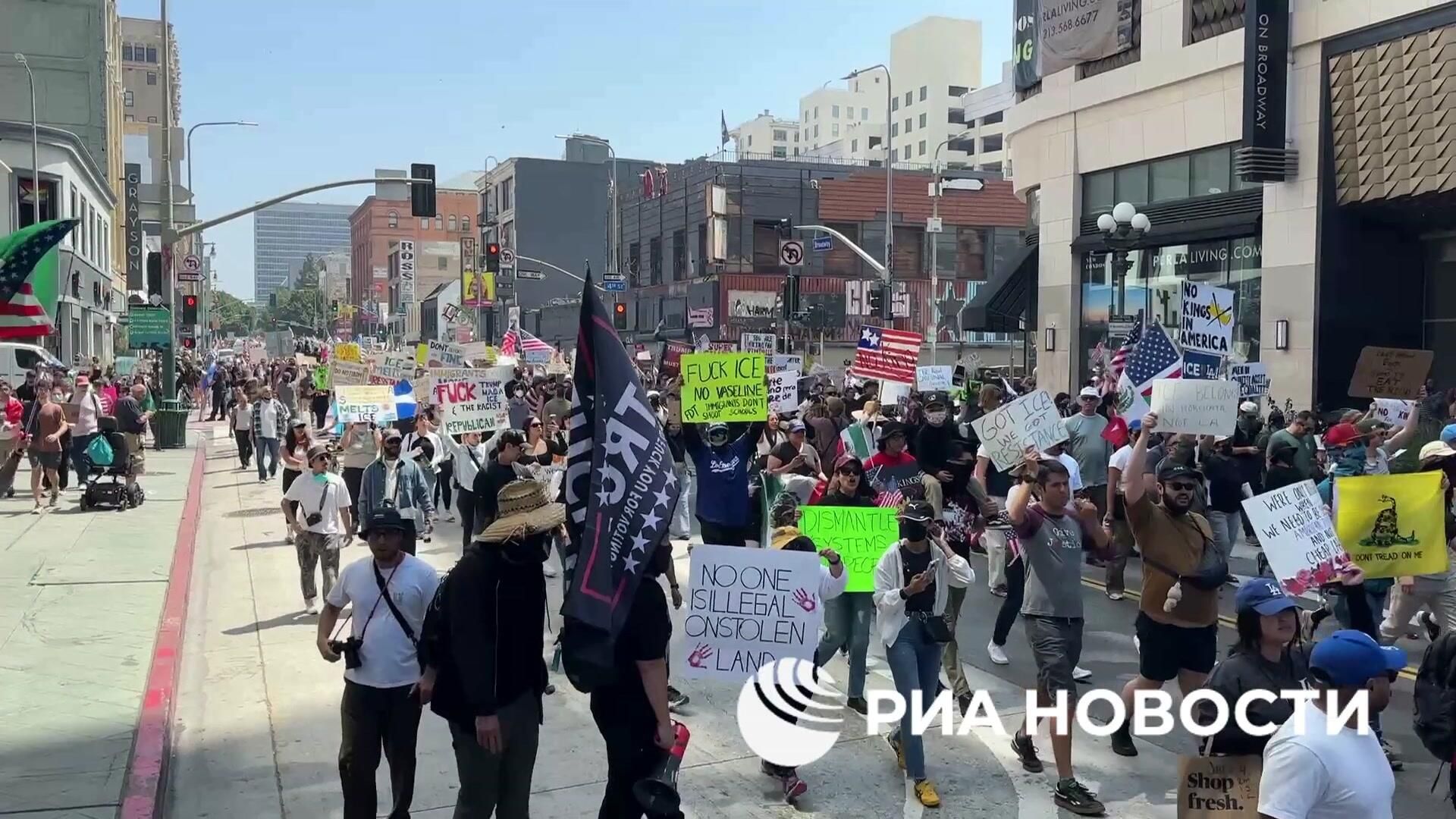 В Лос-Анджелесе проходит многотысячная акция против политики администрации Трампа В Лос-Анджелесе проходит многотысячная акция против политики администрации Трампа - РИА Новости, 1920, 15.06.2025
