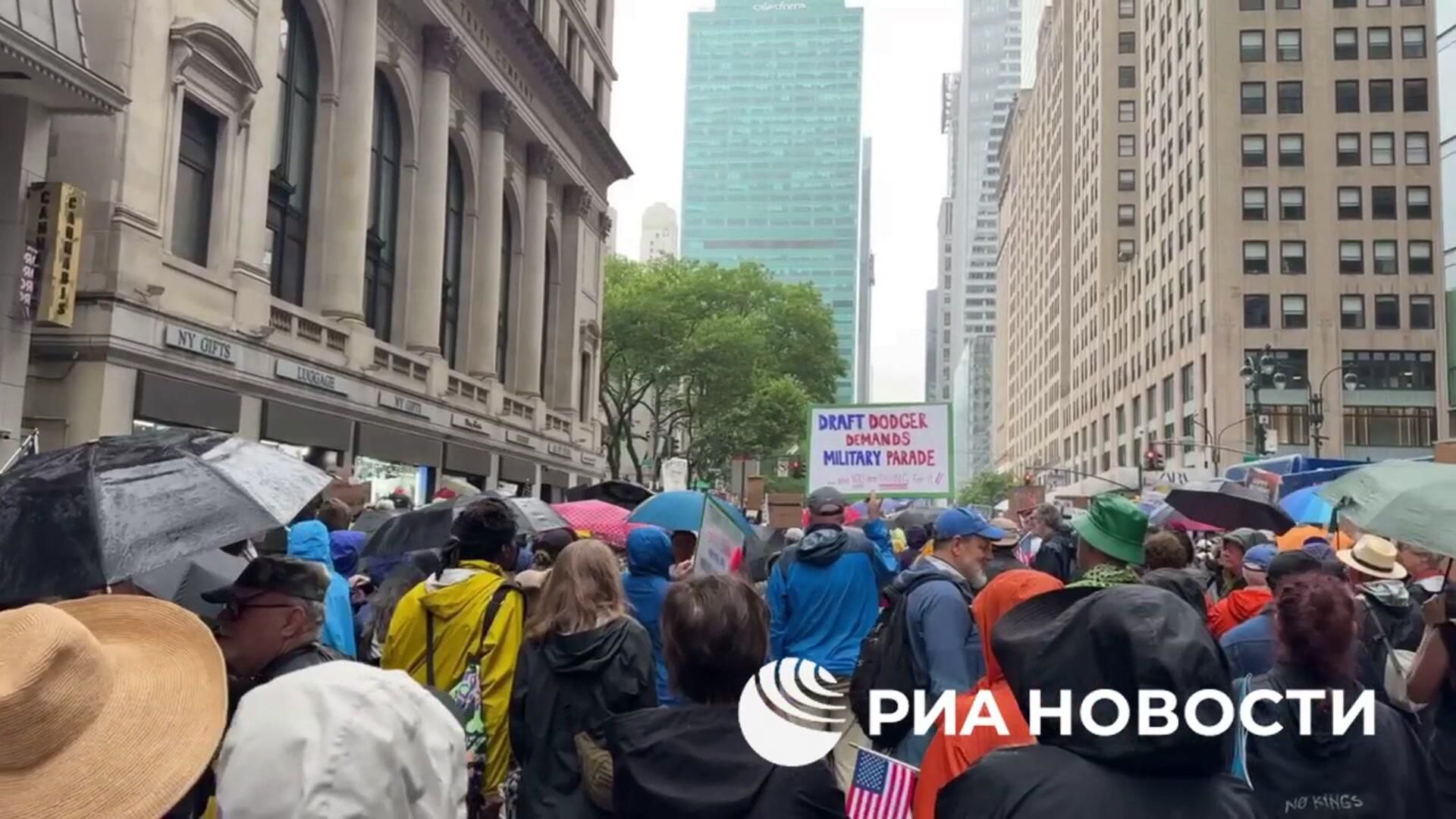 Демонстрация против политики Трампа Демонстрация против политики Трампа - РИА Новости, 1920, 14.06.2025