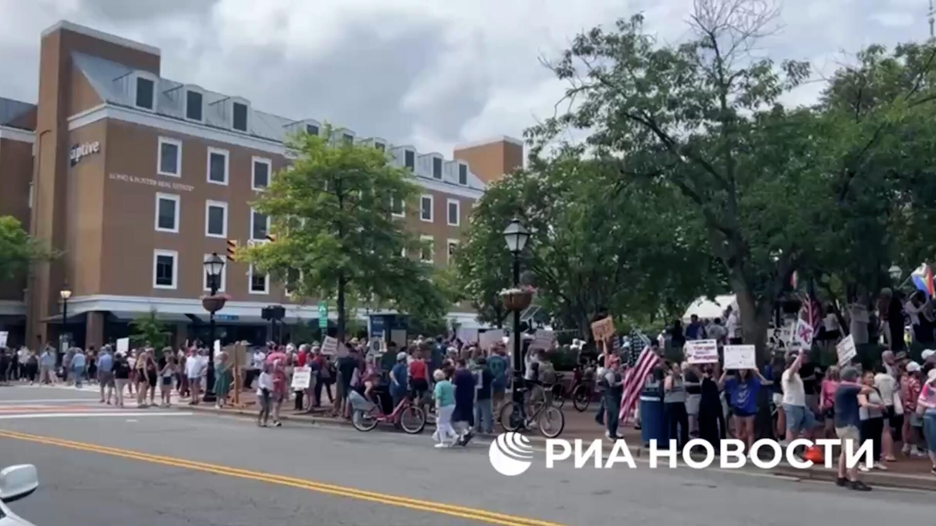 Протест против политики президента США Дональда Трампа в городе Александрия Протест против политики президента США Дональда Трампа в городе Александрия - РИА Новости, 1920, 15.06.2025