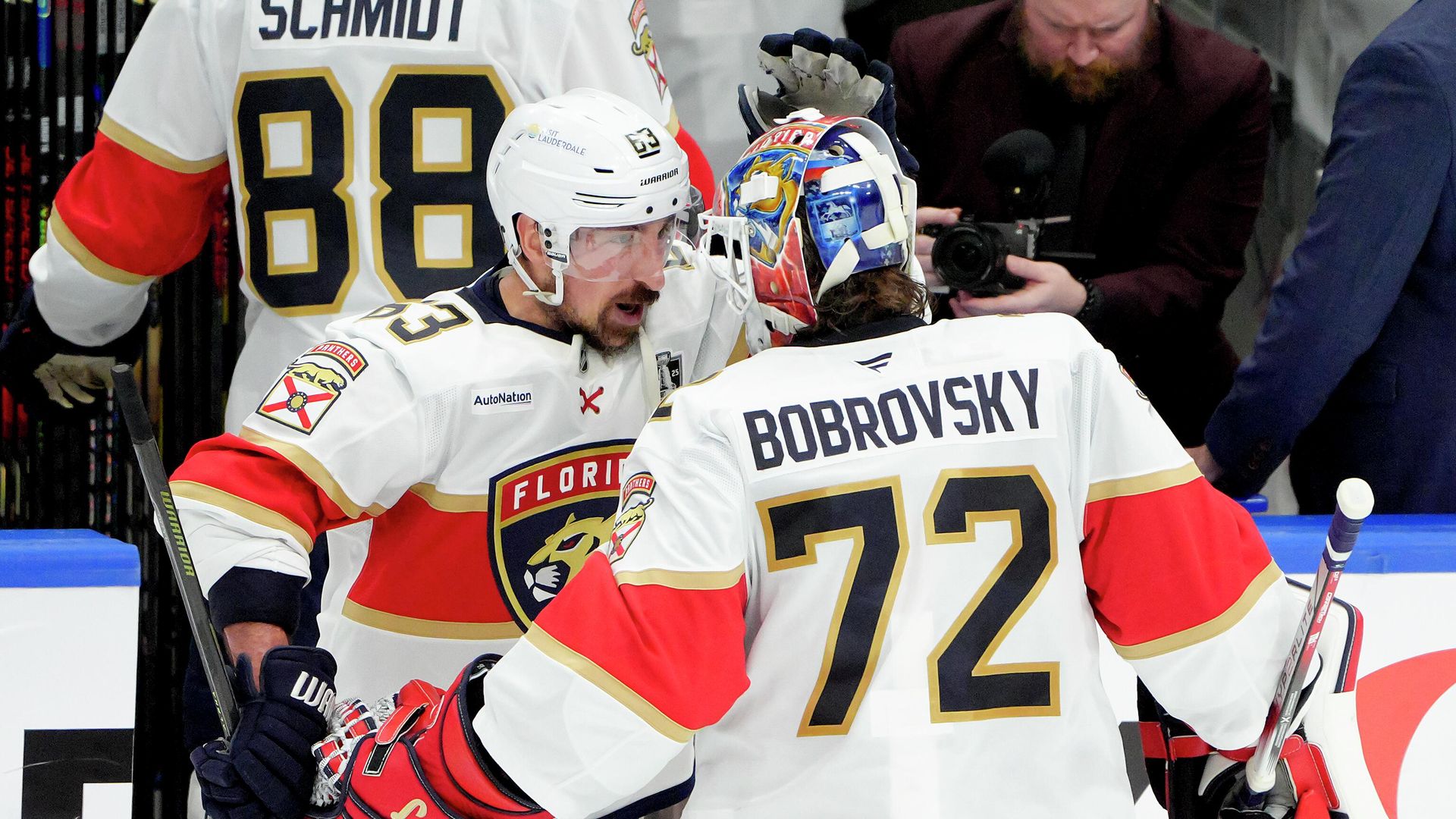 Голкипер Флориды Пантерз Сергей Бобровский (справа) и Брэд Маршанд Голкипер Флориды Пантерз Сергей Бобровский (справа) и Брэд Маршанд - РИА Новости, 1920, 15.06.2025