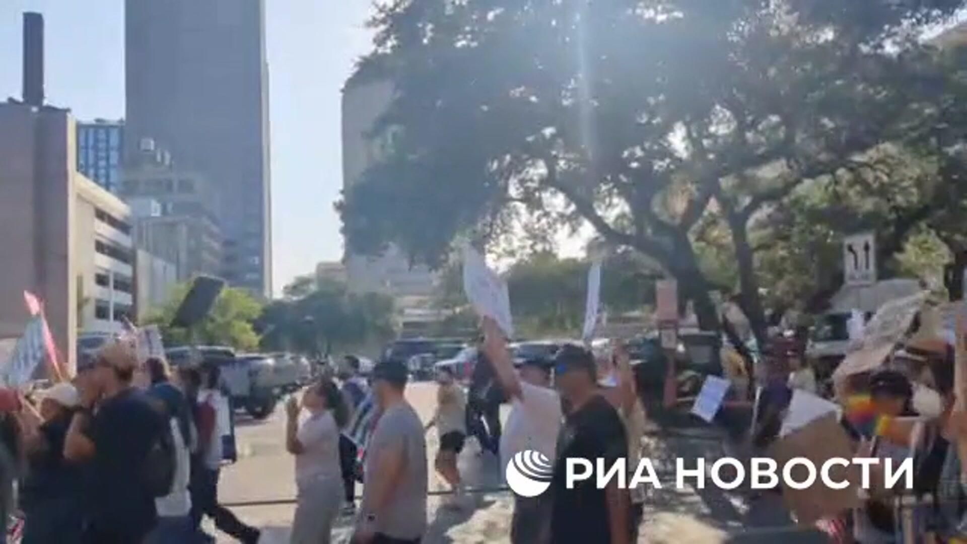 Протестующие в Сан-Антонио двинулись маршем через город Протестующие в Сан-Антонио двинулись маршем через город - РИА Новости, 1920, 15.06.2025