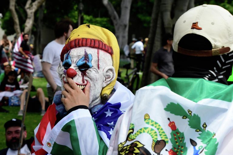 Протестующие в Лос-Анджелесе против миграционной политики властей США Протестующие в Лос-Анджелесе против миграционной политики властей США