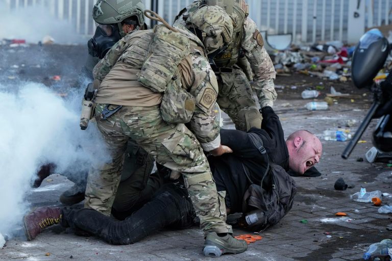 Акция протеста День без королей против политики Трампа в Лос-Анджелесе, США. 14 июня 2025 Акция протеста День без королей против политики Трампа в Лос-Анджелесе, США. 14 июня 2025