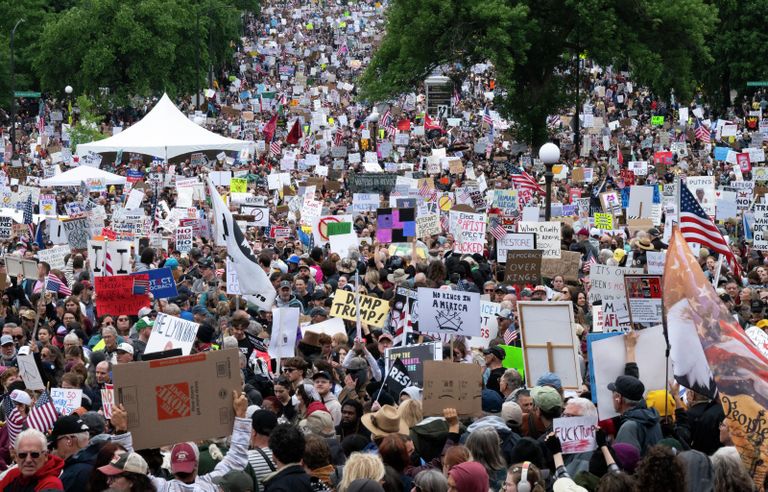 Акция протеста День без королей против политики Трампа в Миннесоте, США. 14 июня 2025 Акция протеста День без королей против политики Трампа в Миннесоте, США. 14 июня 2025