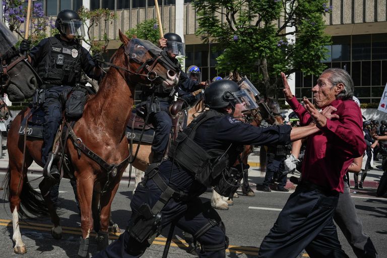 Акция протеста День без королей против политики Трампа в Лос-Анджелесе, США. 14 июня 2025 Акция протеста День без королей против политики Трампа в Лос-Анджелесе, США. 14 июня 2025